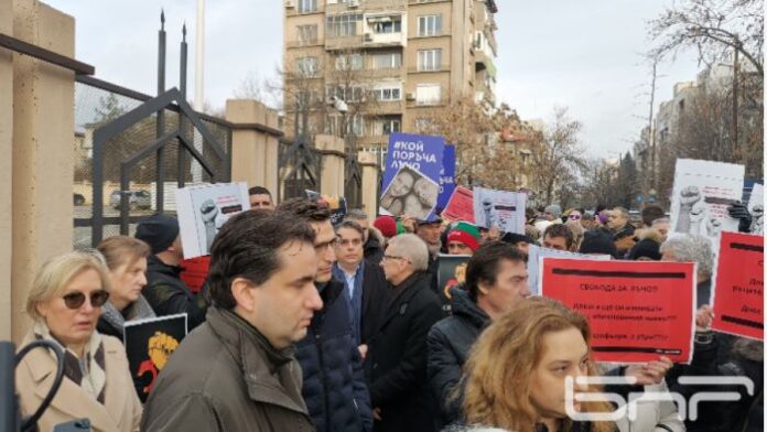 ПП излезе на протест заради арестувания сътрудник на Асен Василев