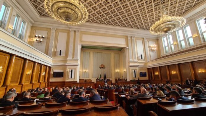ПП напусна пленарна зала заради „хартиената коалиция“