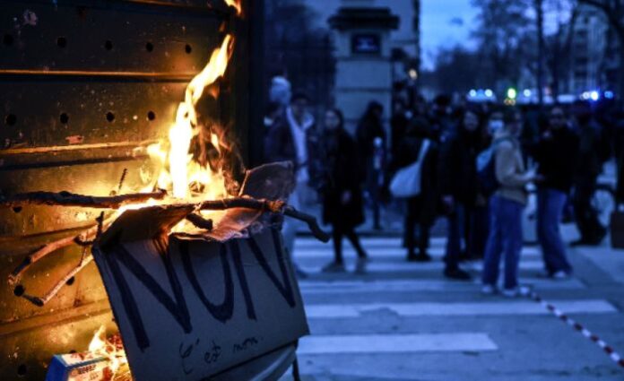 Правителството на Макрон оцеля след два вота на недоверие