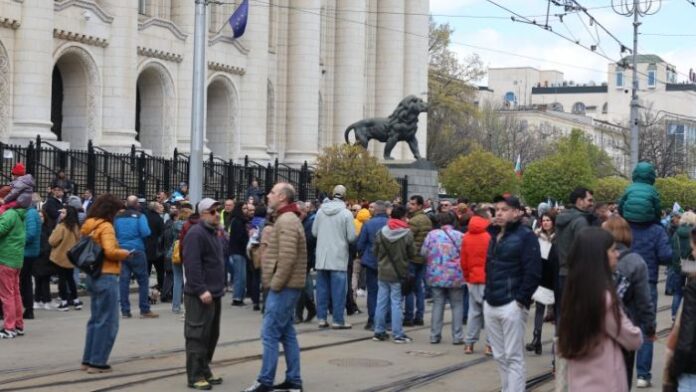 „Правосъдие за всеки“ на пореден протест срещу Пеевски и мафията в Деня на Конституцията