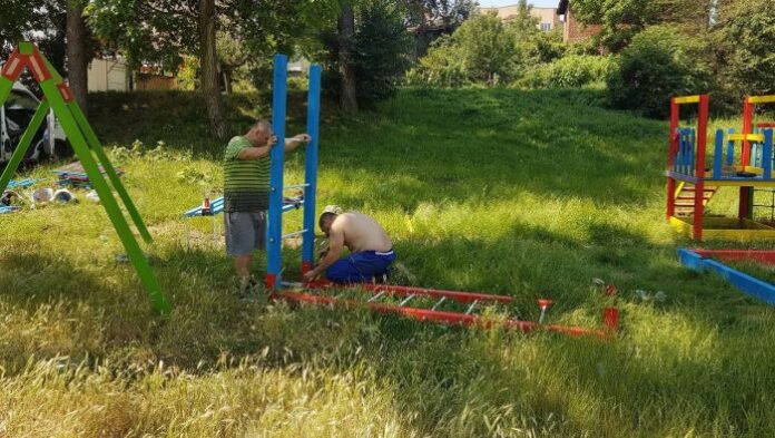 Правят нова детска площадка в ж.к. „Елица“
