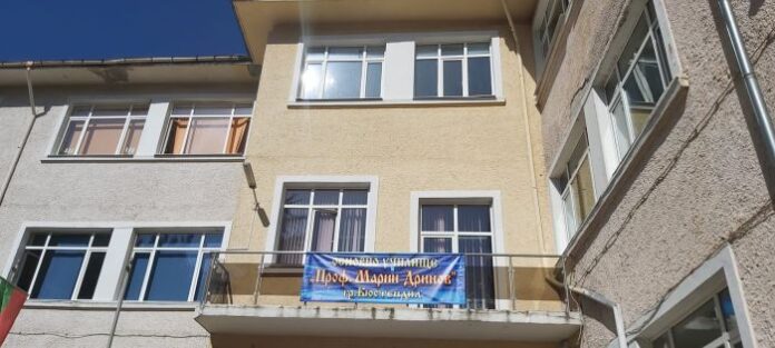 Правят „Зелена зона в училищния двор“ в ОУ “Проф. Марин Дринов“ – Кюстендил