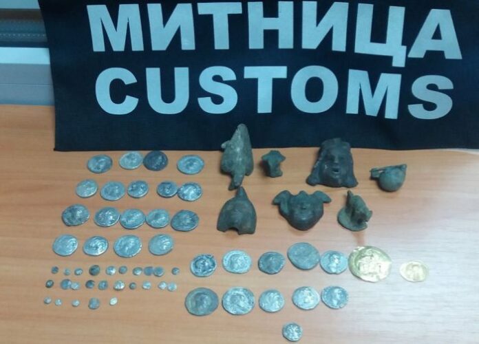 Предотвратиха незаконен внос на 63 старинни монети на Капитан Андреево