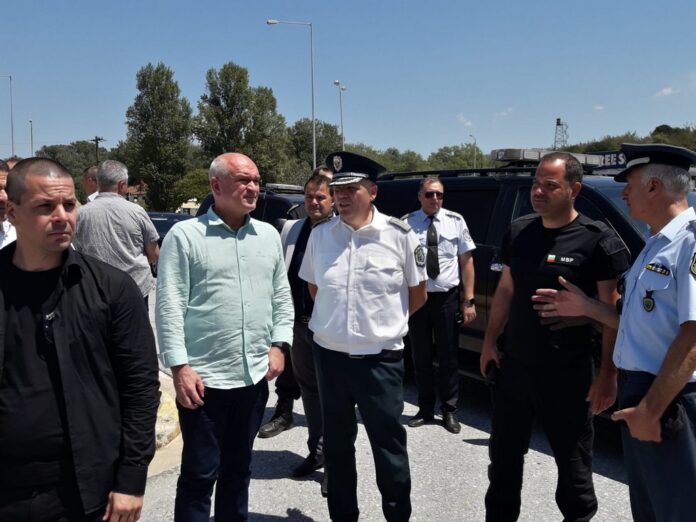 Премиерът провери защо има тапи на ГКПП Кулата–Промахон