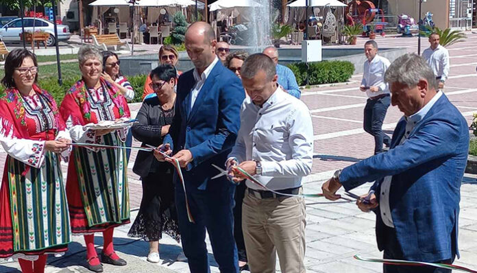 Прерязаха лентата на обновеното читалище в Белица