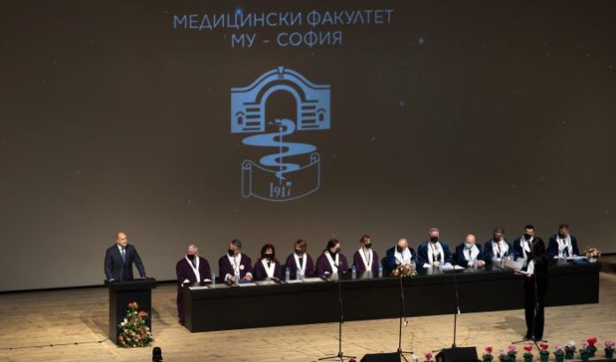 Президентът към млади лекари: Хипократовата клетва е отговорност към бъдещето на България