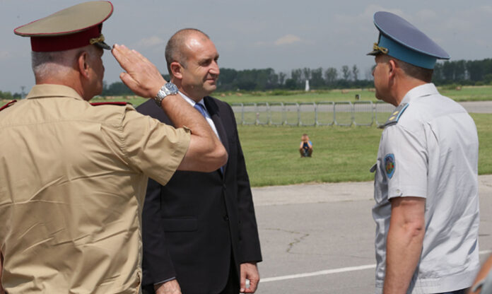 Президентът Румен Радев прие почетния строй в Авиобаза 