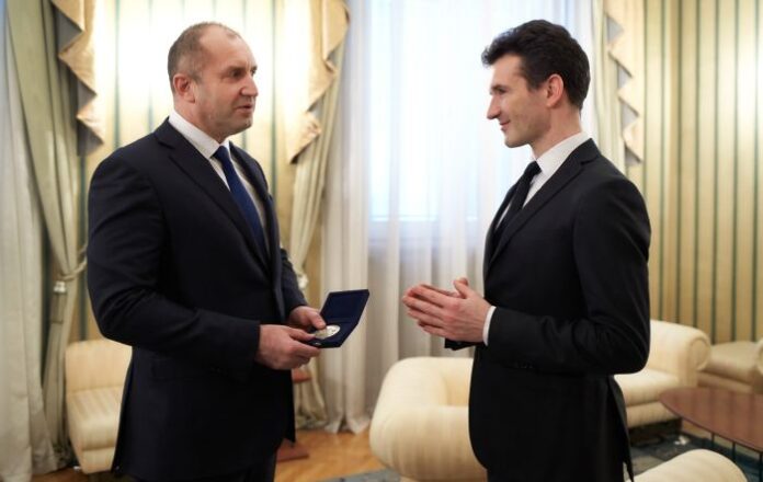 Президентът Румен Радев удостои световноизвестния цигулар Светлин Русев с почетен знак