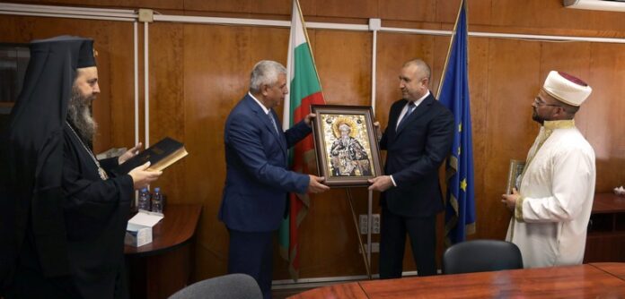 Президентът си тръгна от Благоевград с Библията