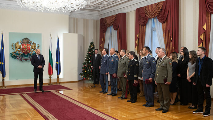Президентът удостои български военнослужещи с висше офицерско звание