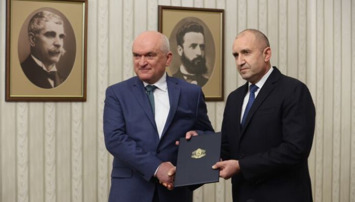 Президентът връчи на Главчев мандата за съставяне на служебно правителство