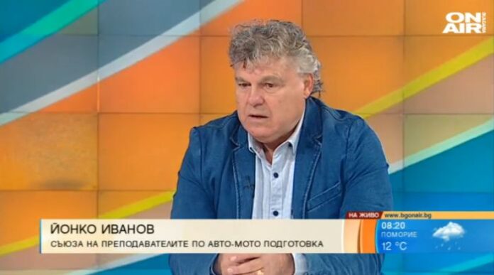 При катастрофата има удар в мантинелата отдясно и челен удар в разделящата