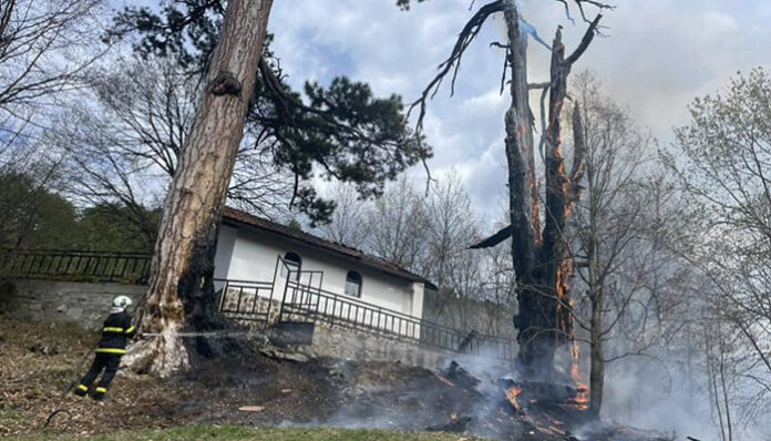 При пожар: Спасиха параклис край Гостун