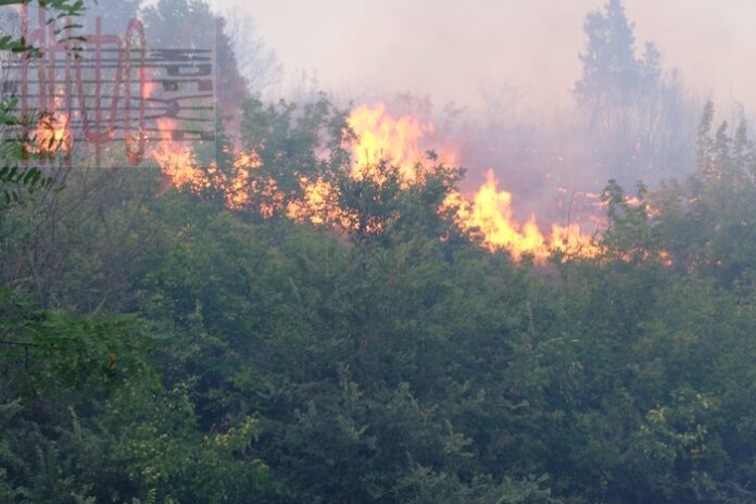Продължава гасенето на пожара в село Джерман