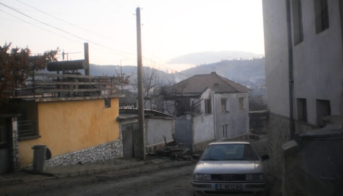 Продължава разчистването на руините от пожара в Сатовча