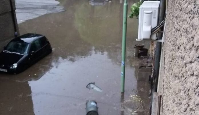 Проливен дъжд с градушка се изсипа над Дупница! Наводнени улици