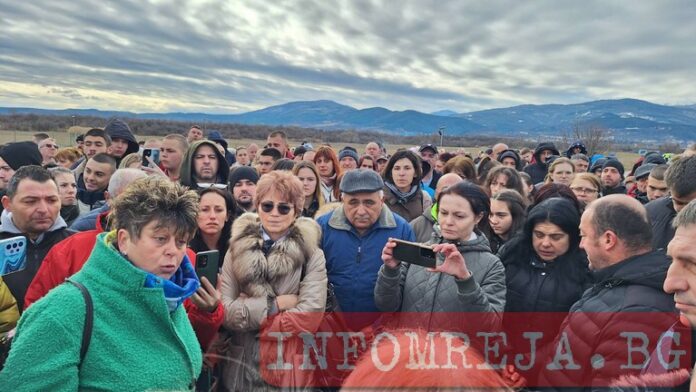 Протест блокира пътя Кюстендил-Ябълково: Искат оставката на шефа на пътното