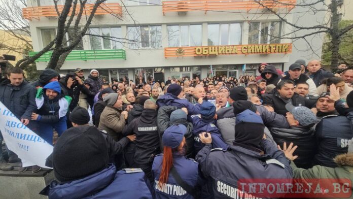 Протест и контрапротест в Симитли