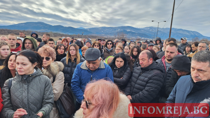 Протест и надпис посрещна институциите в Кюстендил: Колективната безотговорност убива нашите деца!