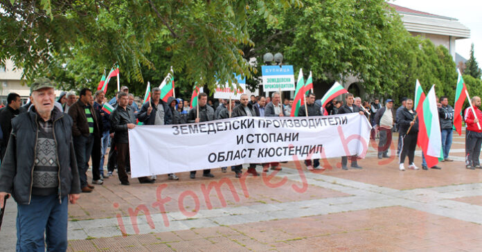Протест на животновъдите блокира Е-79 при Кресна