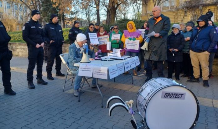 Протест на КНСБ: Лупи за депутатите заради незабележимия ръст на заплатите в публичния сектор