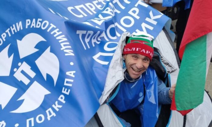 Протест на служителите в градския транспорт блокира София