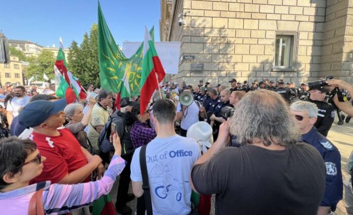 Протест срещу еврото блокира центъра на София