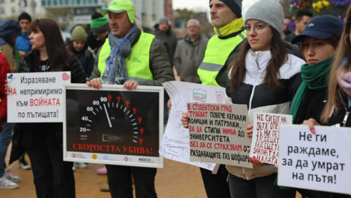 Протест срещу войната по пътищата затвори 
