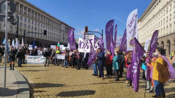 Протест в Триъгълника на властта с искане за спешни мерки заради скъпия ток