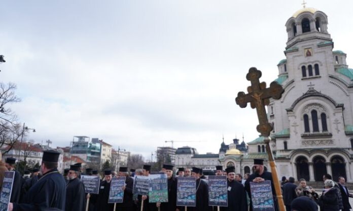 Протести и контрапротести пред Светия синод