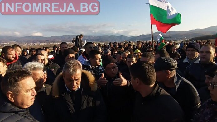 Протестиращи блокираха за час магистрала „Струма“ при Зелен дол