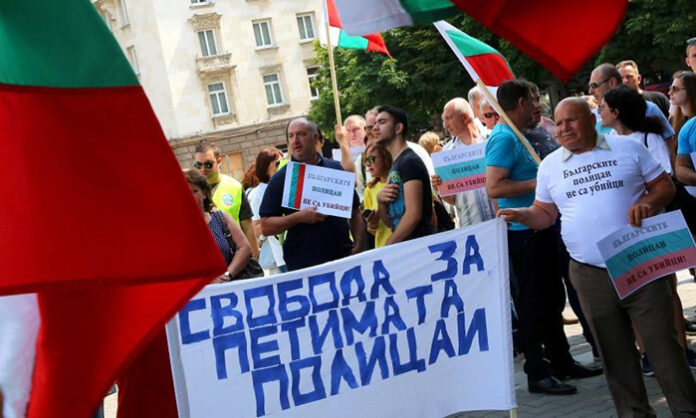 Протестиращи настояха за освобождаването на осъдените полицаи за смъртта на Чората