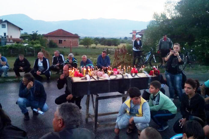 Протестиращи от Гърмен и Марчево погребаха в ковчег българското законодателство