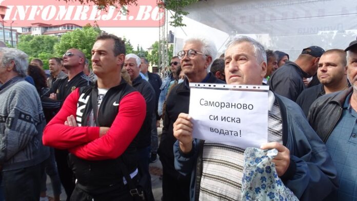 Протестиращи поискаха оставката на кмета на Дупница заради безводие в Самораново