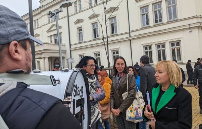 Протестна акция „Чували с бюлетини“ пред Народното събрание