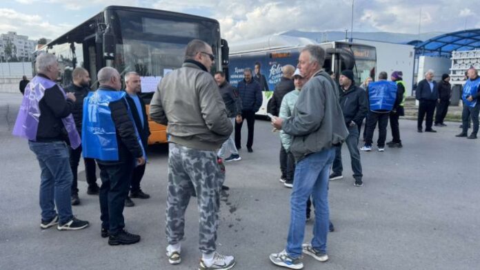 Протестът на работещите в столичния градски транспорт ще продължи и утре