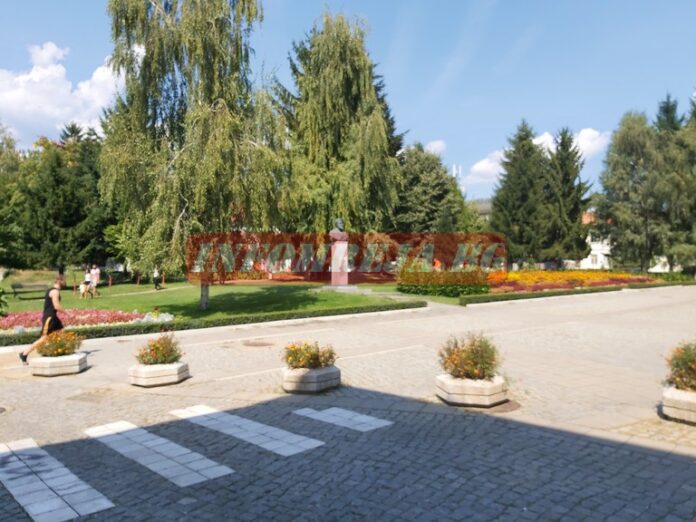 Пръскат за кърлежи зелените площи в Гоце Делчев