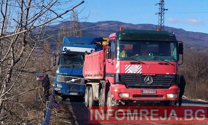 Пълен автобус с пътници се заби в товарен автомобил край Кюстендил