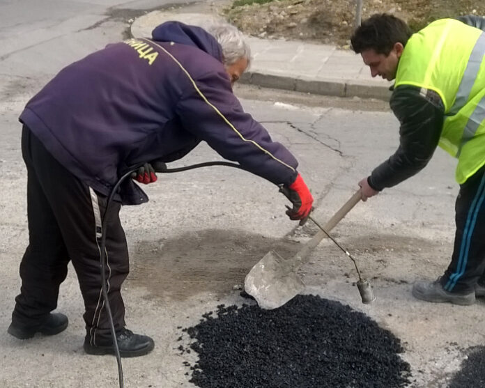 Пълнят опасни дупки в Дупница