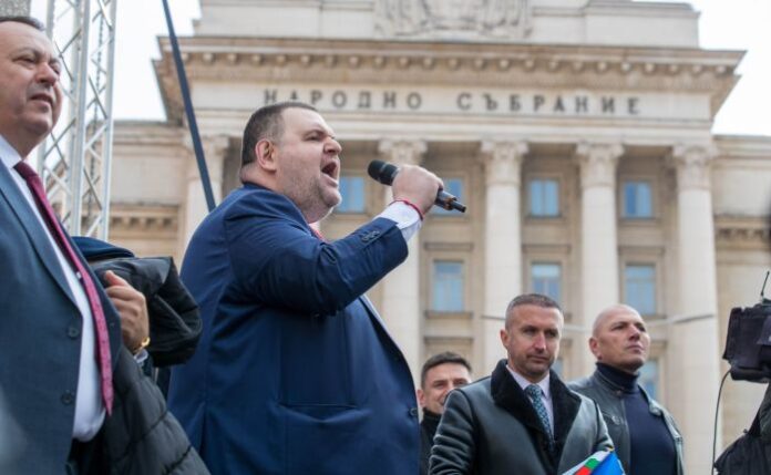 Първан Симеонов: Пеевски сам по себе си е изолиран