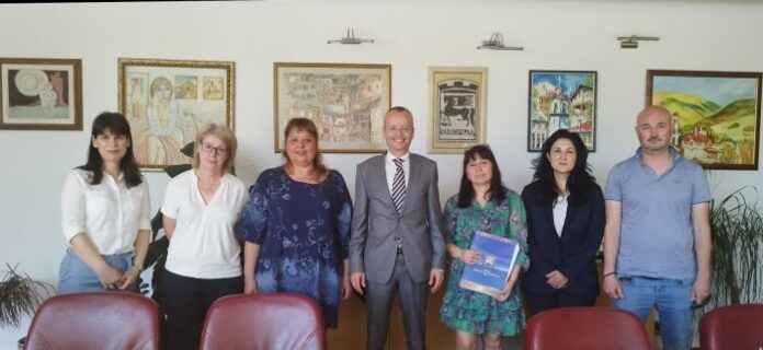 Първи КТД за работещите в социалната сфера в Общината подписа кметът Методи Байкушев