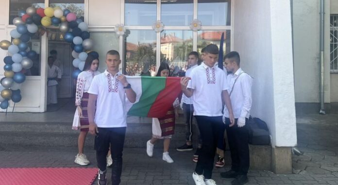 Първи звънец: Спортното училище в Кюстендил откри новата учебна година
