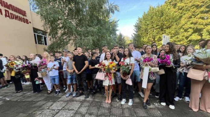 Първият училищен звънец огласи училищата в община Кюстендил
