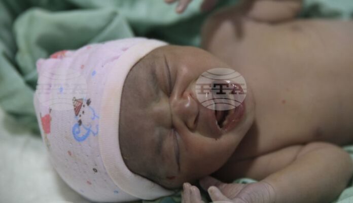 Първо бебе с ДНК от трима души се роди в Обединеното кралство