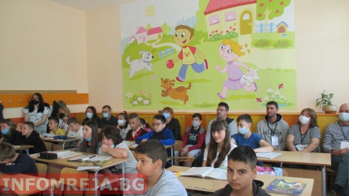 Първо основно училище в Гоце Делчев посрещна учители от страната по проект 