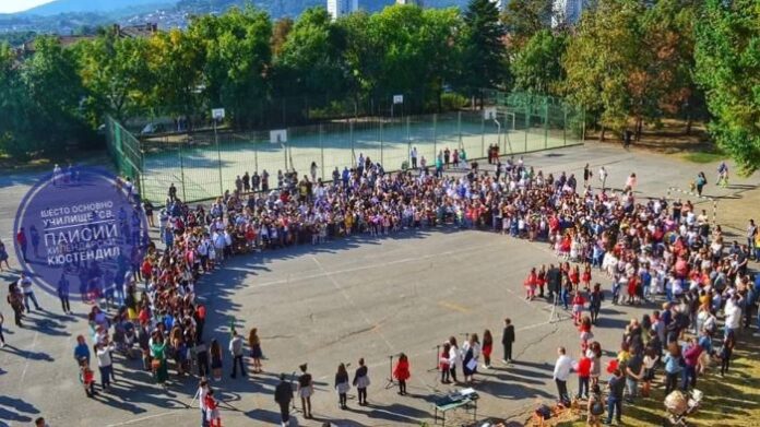 Първокласници откриха голяма сума пари в двора на ОУ „Св. П. Хилендарски“ - Кюстендил