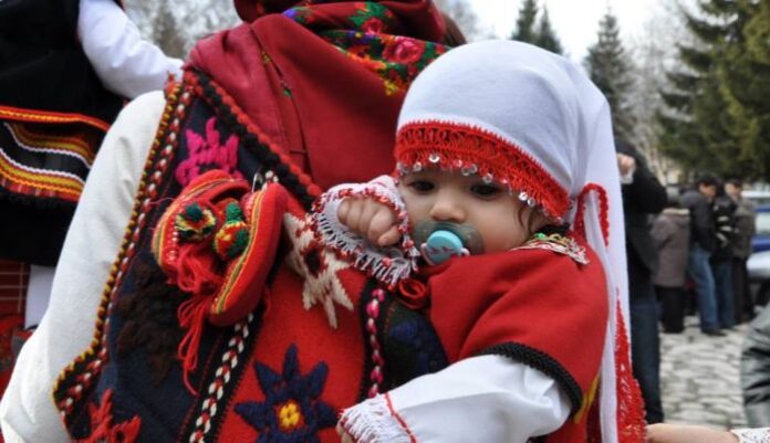 Пъстро бабино хоро събира млади и стари в Разлог