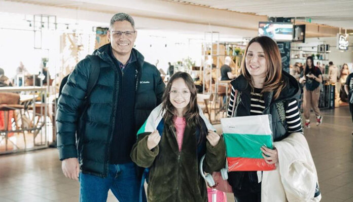 Пътници на Летище София получиха българското знаме