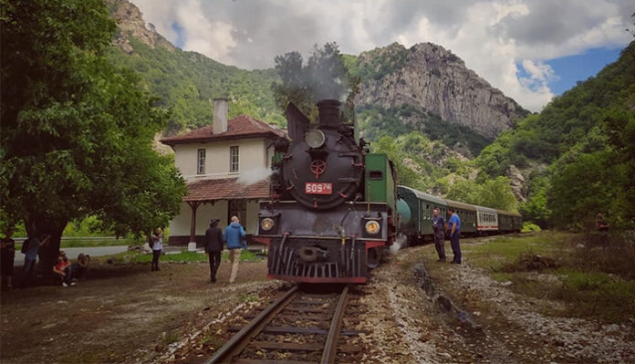 Пътуване с парен локомотив по теснолинейката за Съединението на България