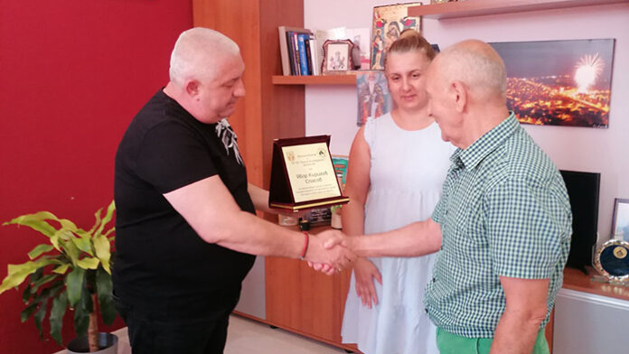 Явор Спасов получи плакет от кмета на Кресна и директора на СУ „Св. Паисий Хилендарски“